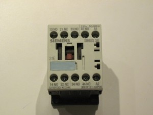3RH1131-1AP00 PRZEKAŹNIK POMOCNICZY, DO MOCOW. ŚRUB. I ZATRZASK. NA SZYNIE 35 MM, WYKONANIE 3NO+1NC, AC 230 V, 50 HZ, PRZYŁ. ŚRUB., WIELOKOŚĆ S00